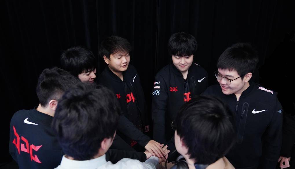 FPX血洗T1，369极限生还后反打激烈交锋成都决赛之夜，让粉丝疯狂欢呼的简单介绍